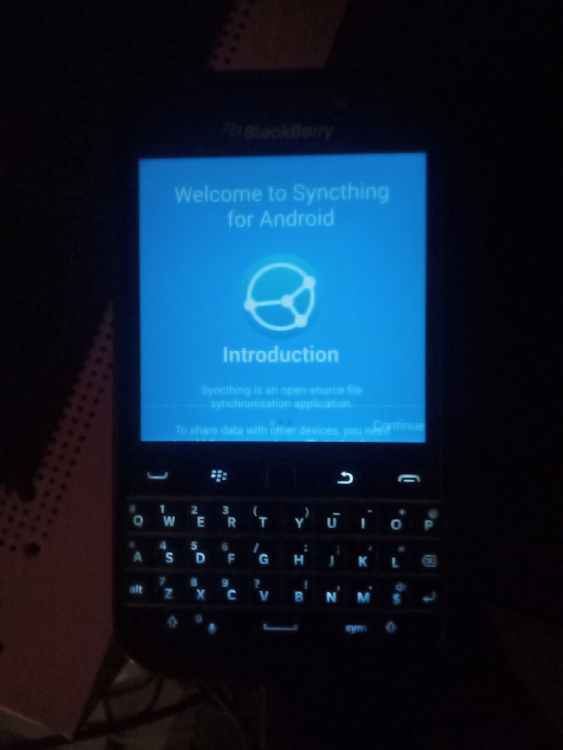 Screenshot of the Syncthing for Android welcome screen on a BlackBerry Classic.