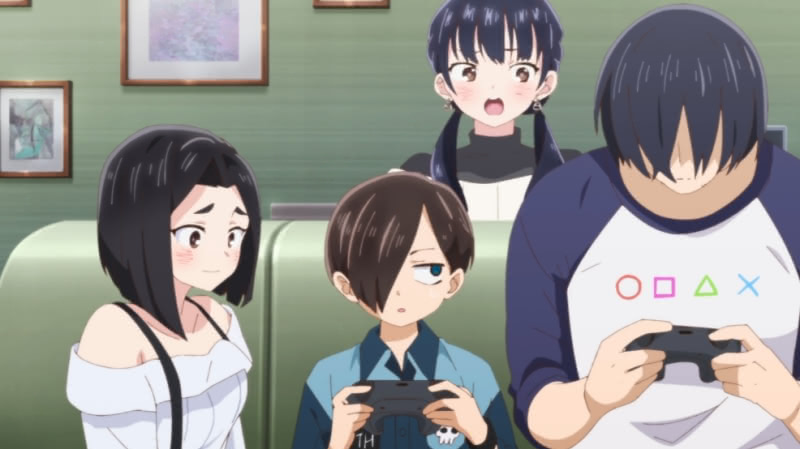 Kyoutarou holds a video game controller while sitting next to Anna Yamada's father, who also has a controller and is playing a game against Kyoutarou. Anna's mother is sitting next to Kyoutarou looking on while Anna pops up behind the couch.