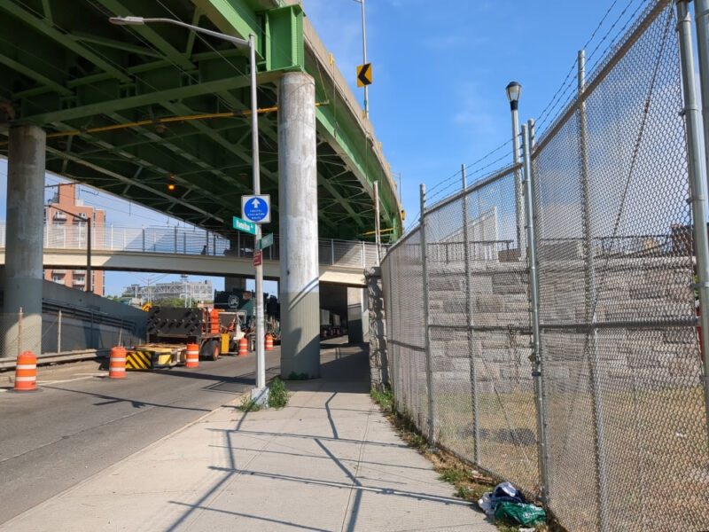 Looking at entrance/exit of Hamilton Avenue Footbridge from the Red Hook side.