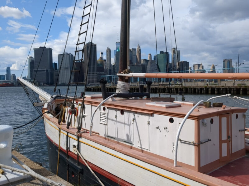 The bow of Victory Chimes with the Manhattan skyline in the background.